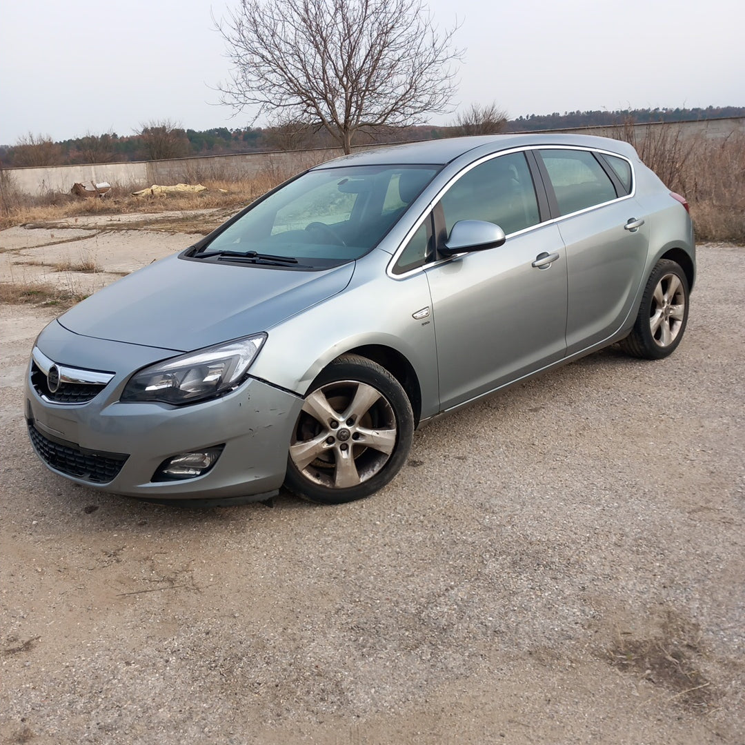Opel Astra J 5-door 1,7 CDTI A17DTR Silver 2012 снимки/ P1014