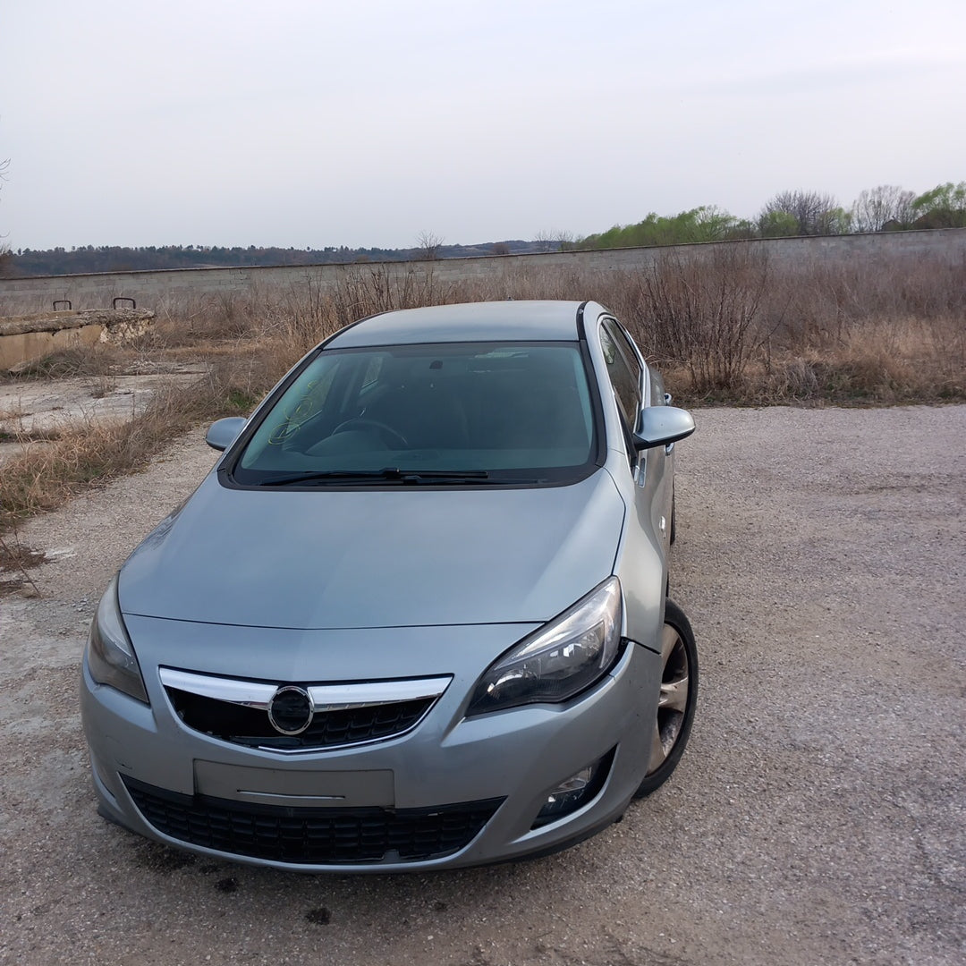 Opel Astra J 5-door 1,7 CDTI A17DTR Silver 2012 снимки/ P1014