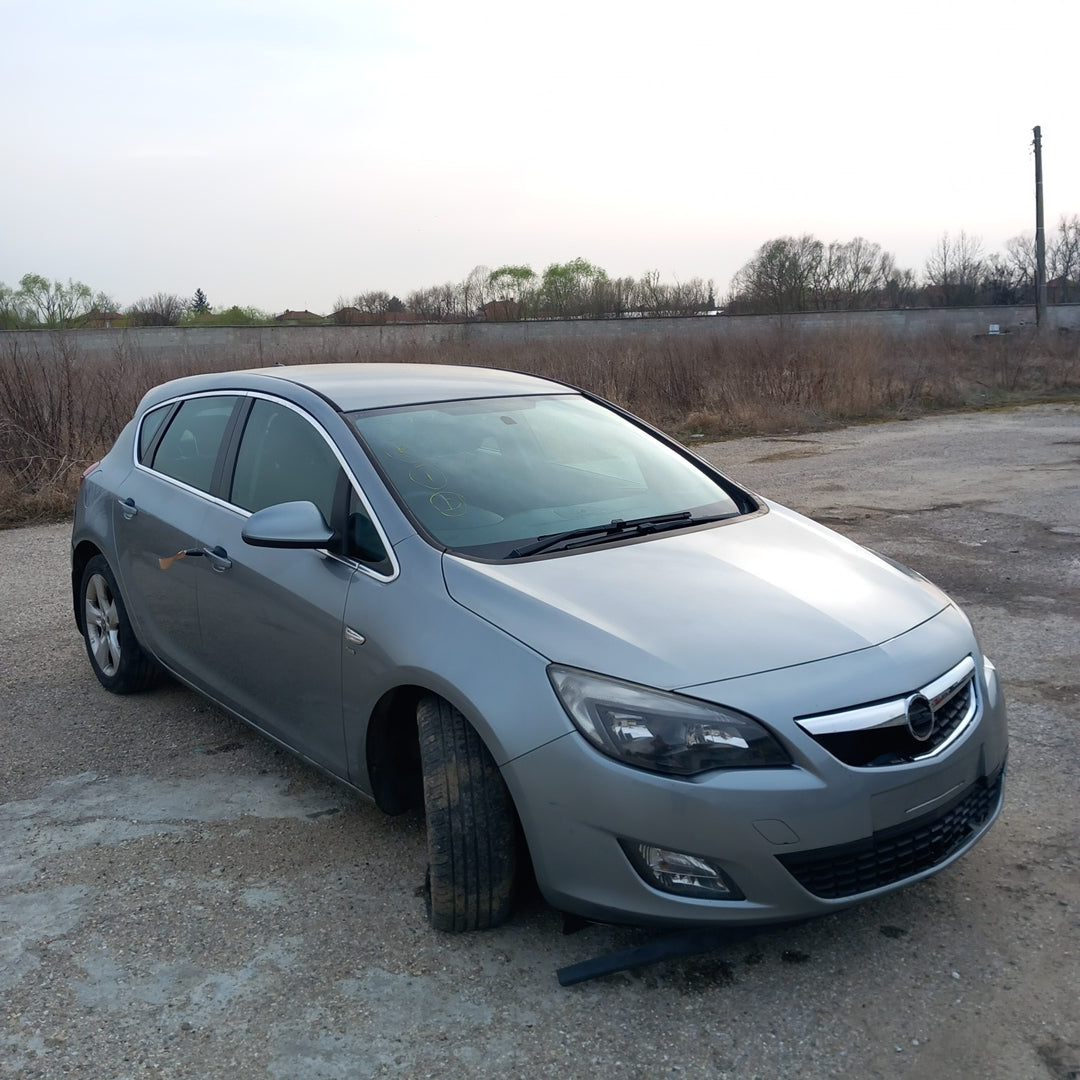 Opel Astra J 5-door 1,7 CDTI A17DTR Silver 2012 снимки/ P1014