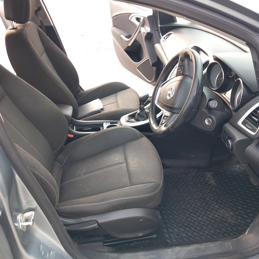 Opel Astra J 5-door 1,7 CDTI A17DTR Silver 2012 снимки/ P1014