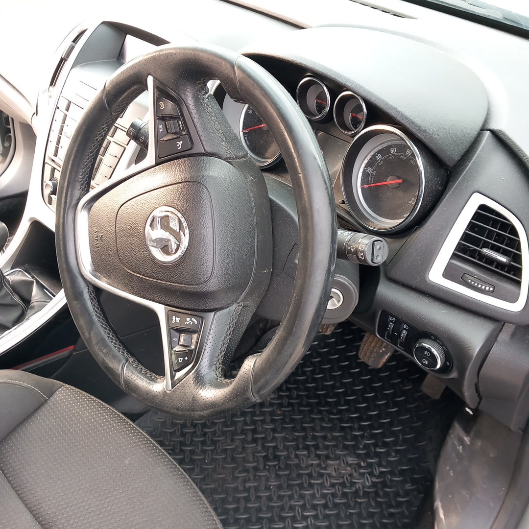 Opel Astra J 5-door 1,7 CDTI A17DTR Silver 2012 снимки/ P1014