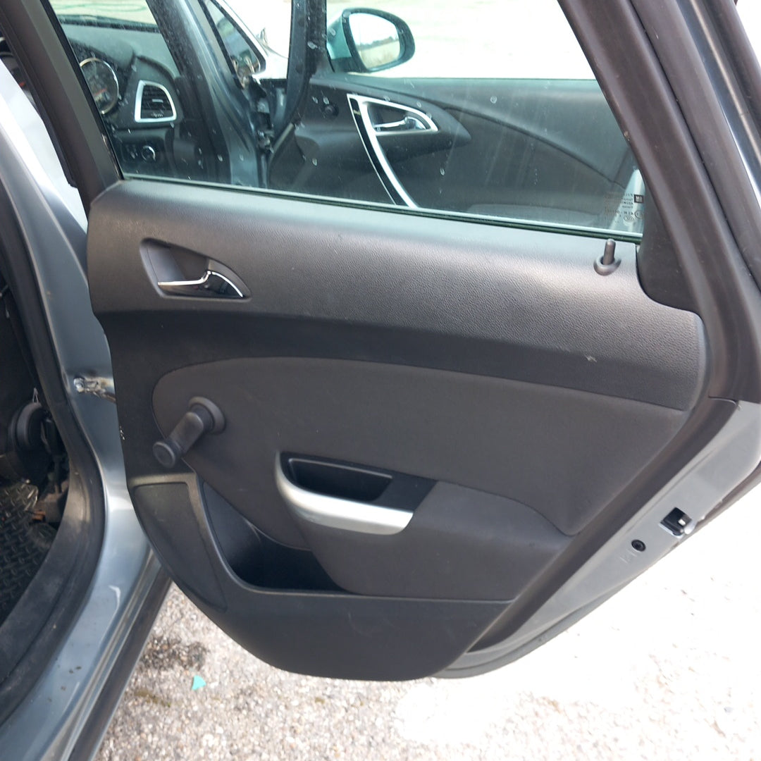 Opel Astra J 5-door 1,7 CDTI A17DTR Silver 2012 снимки/ P1014