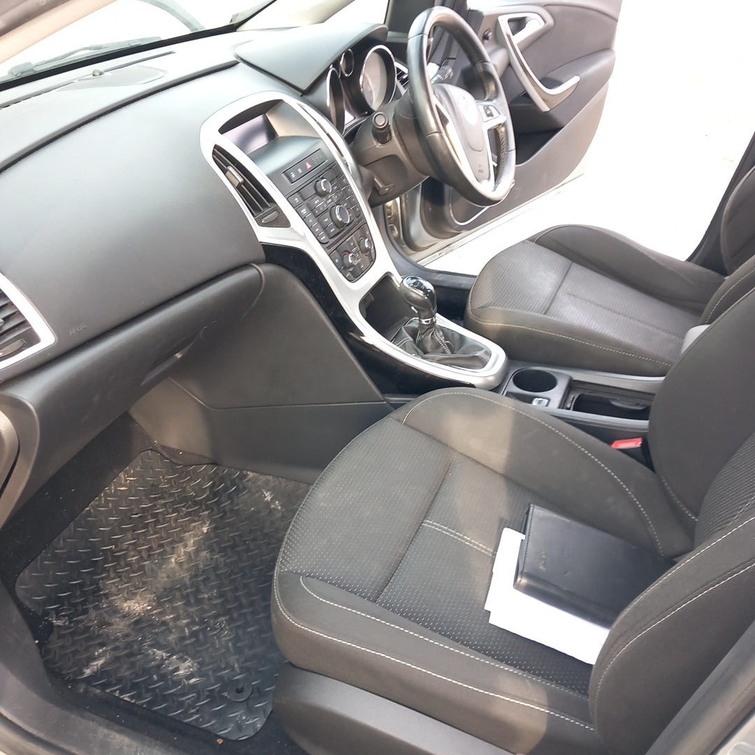 Opel Astra J 5-door 1,7 CDTI A17DTR Silver 2012 снимки/ P1014