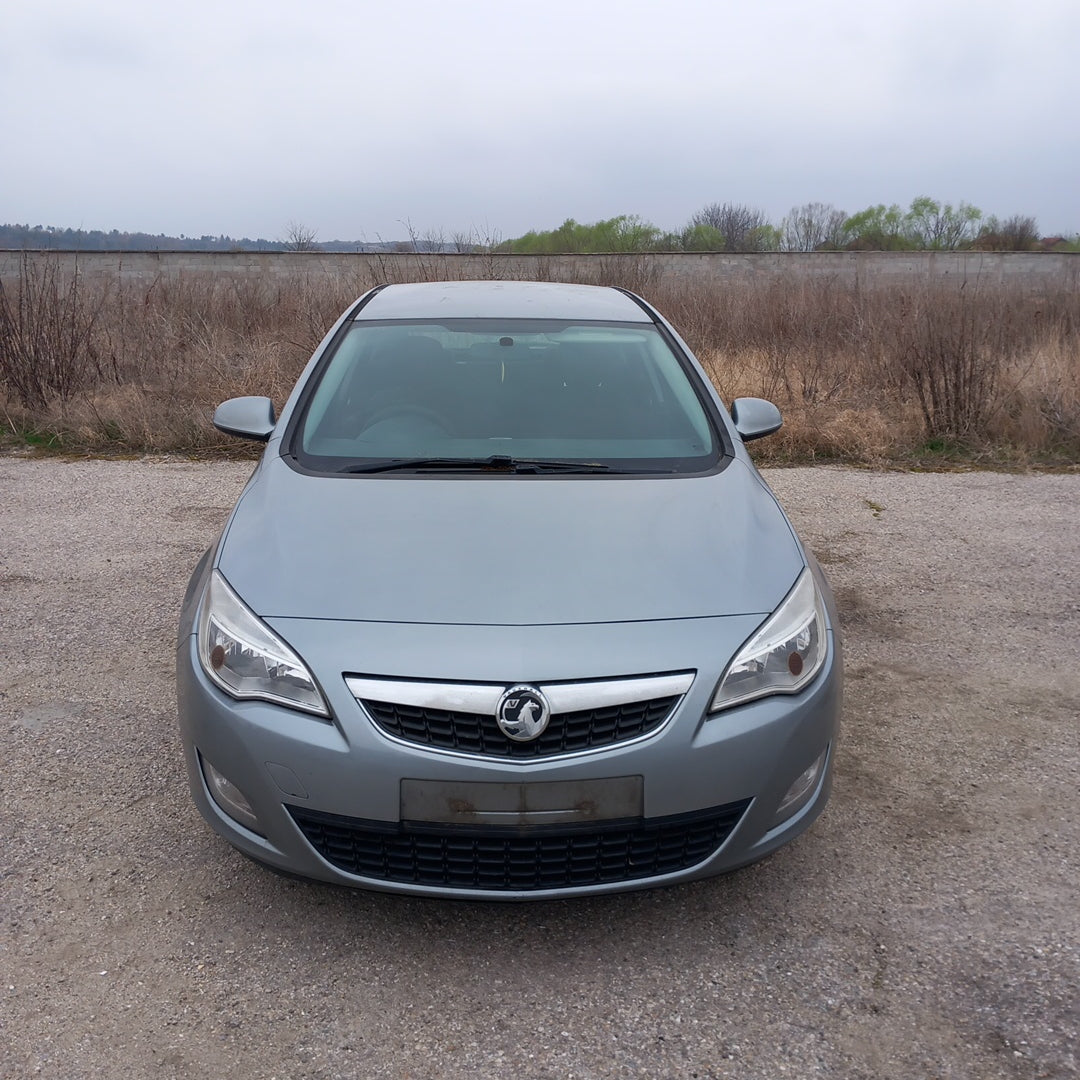 Opel Astra J 5-door 1,3 CDTI A13DTE Silver 2010 снимки / P1013