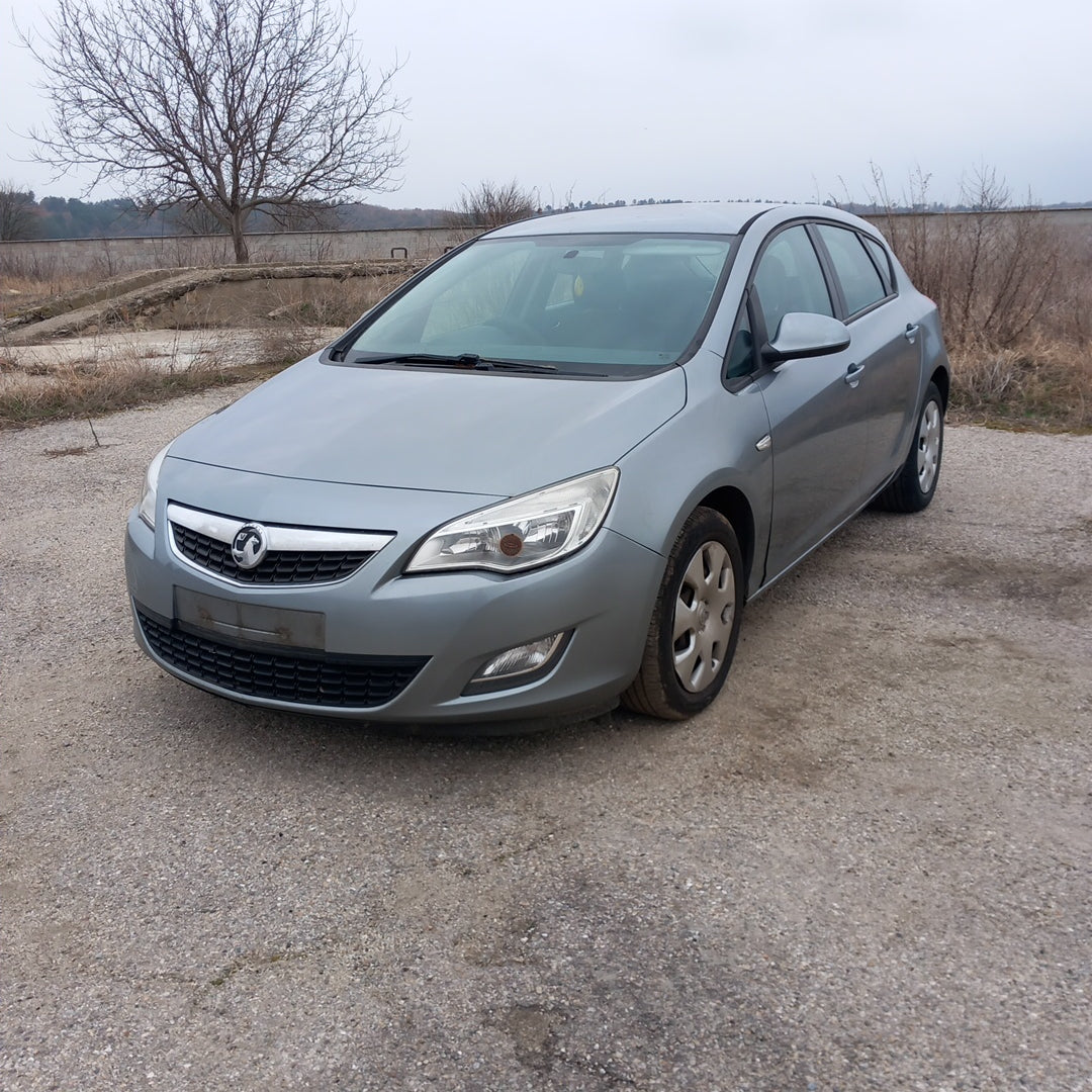 Opel Astra J 5-door 1,3 CDTI A13DTE Silver 2010 снимки / P1013