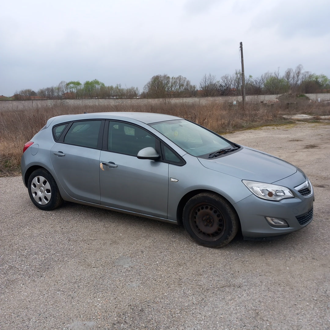 Opel Astra J 5-door 1,3 CDTI A13DTE Silver 2010 снимки / P1013