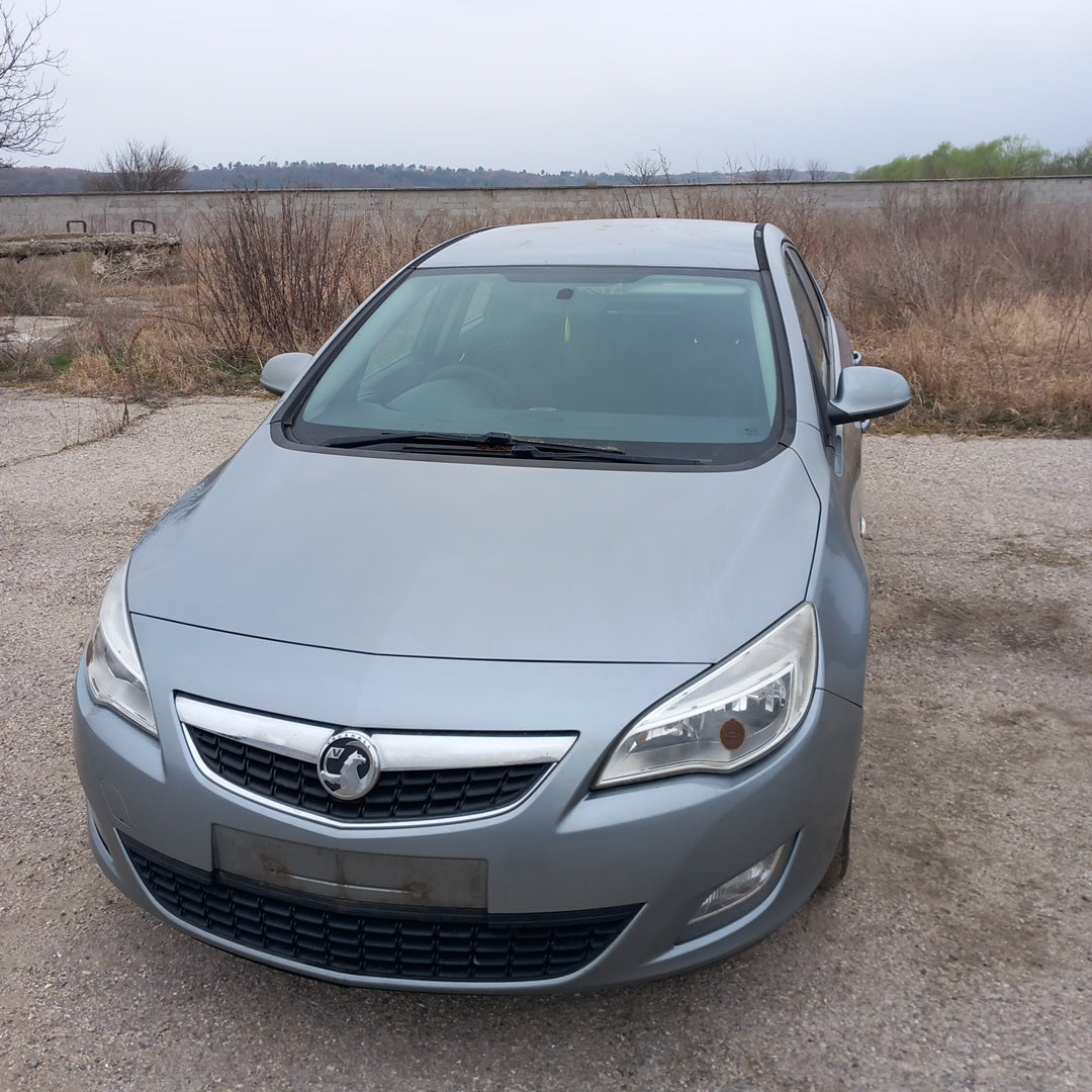Opel Astra J 5-door 1,3 CDTI A13DTE Silver 2010 снимки / P1013