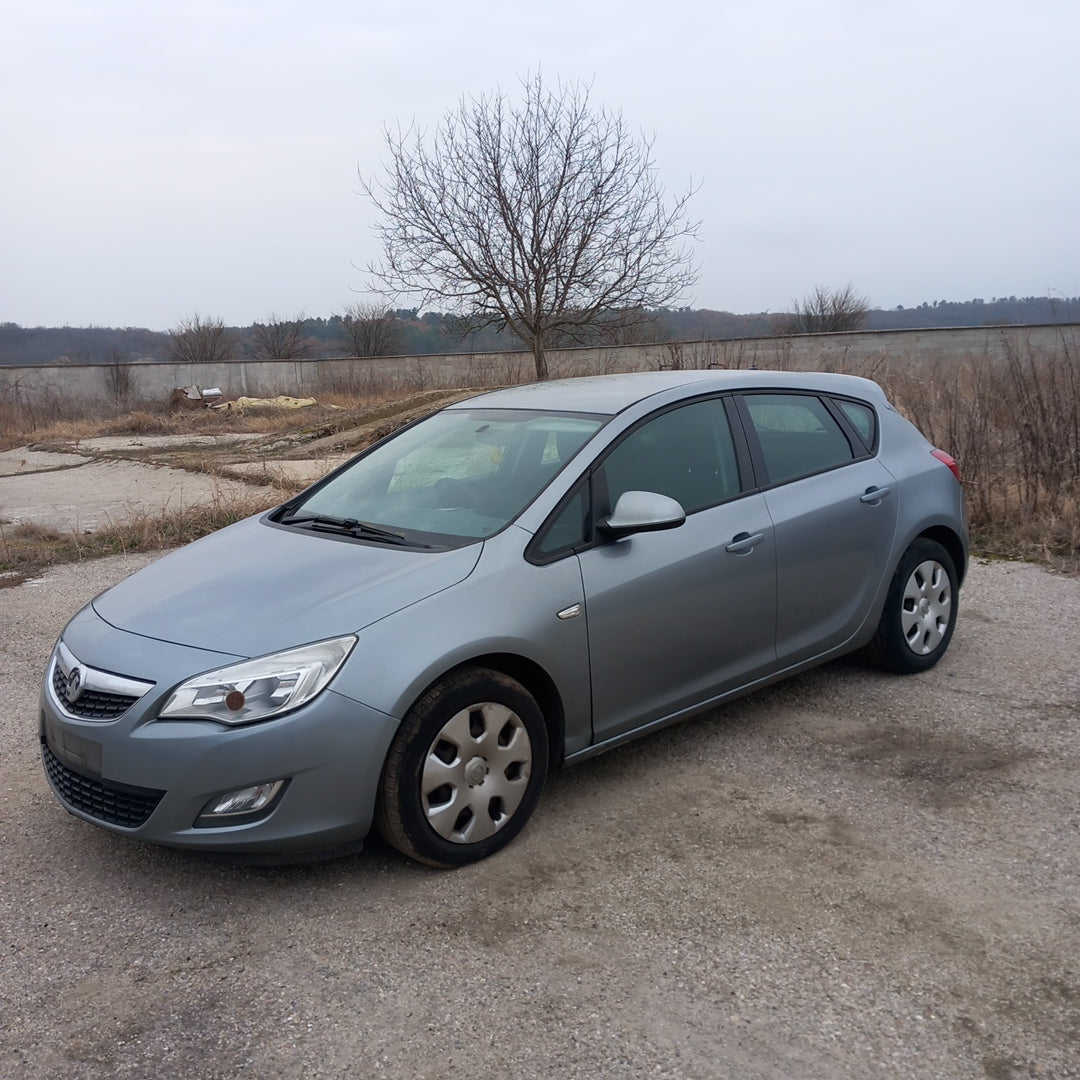 Opel Astra J 5-door 1,3 CDTI A13DTE Silver 2010 снимки / P1013