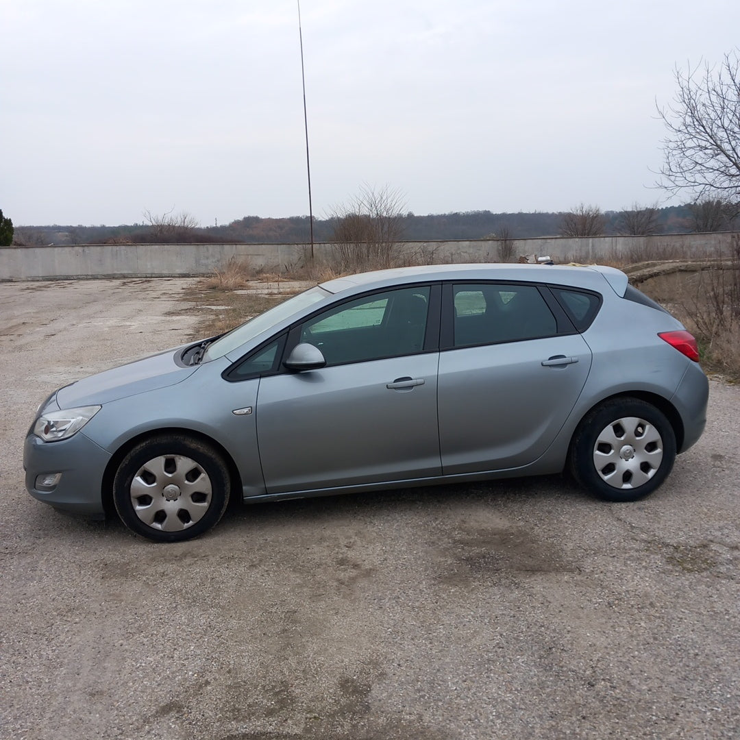 Opel Astra J 5-door 1,3 CDTI A13DTE Silver 2010 снимки / P1013