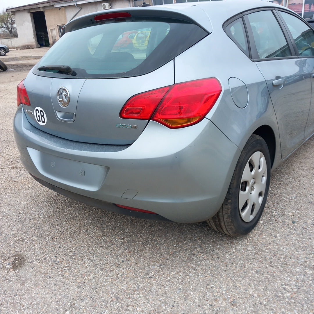 Opel Astra J 5-door 1,3 CDTI A13DTE Silver 2010 снимки / P1013