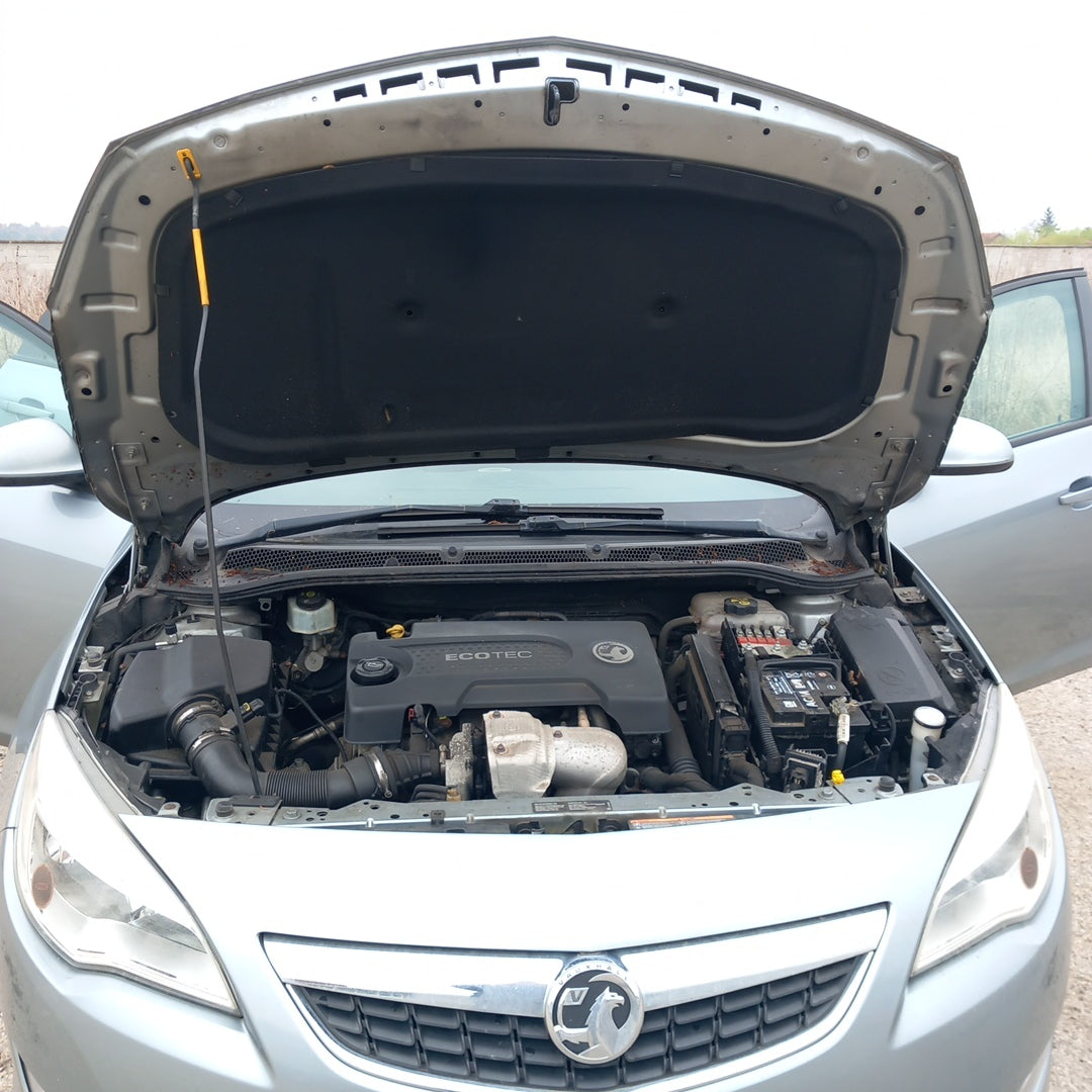 Opel Astra J 5-door 1,3 CDTI A13DTE Silver 2010 снимки / P1013