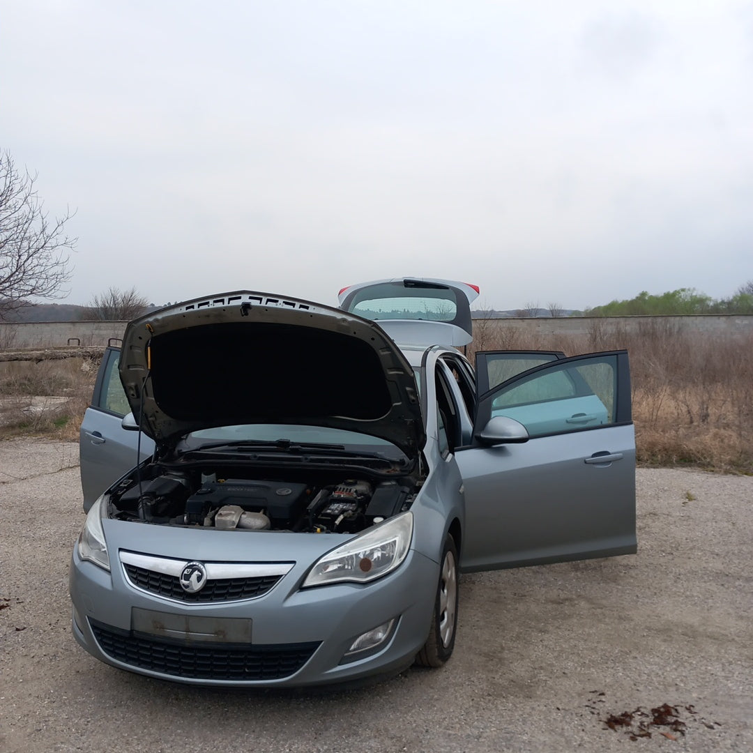 Opel Astra J 5-door 1,3 CDTI A13DTE Silver 2010 снимки / P1013