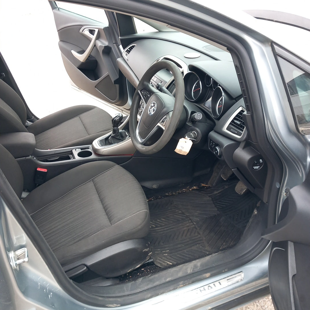 Opel Astra J 5-door 1,3 CDTI A13DTE Silver 2010 снимки / P1013