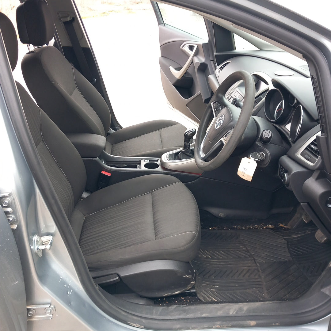 Opel Astra J 5-door 1,3 CDTI A13DTE Silver 2010 снимки / P1013