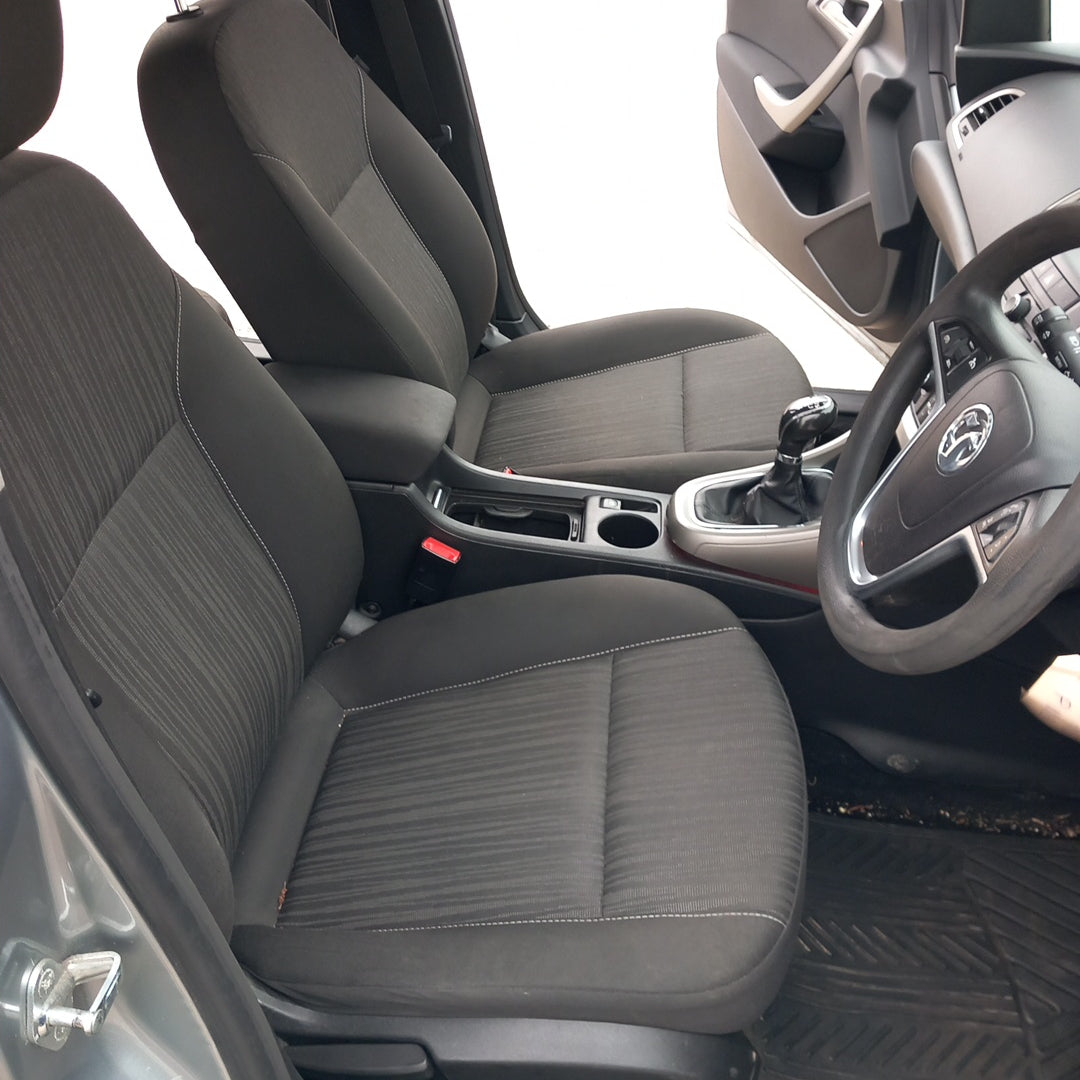 Opel Astra J 5-door 1,3 CDTI A13DTE Silver 2010 снимки / P1013