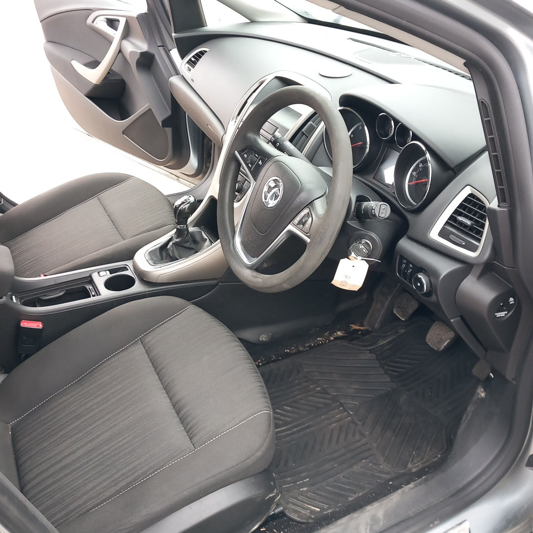 Opel Astra J 5-door 1,3 CDTI A13DTE Silver 2010 снимки / P1013