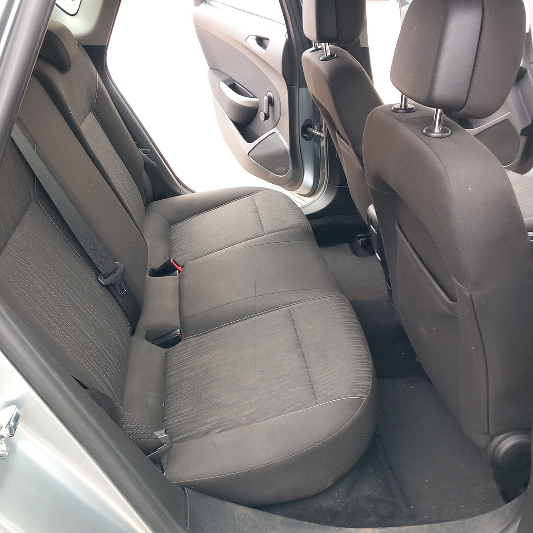 Opel Astra J 5-door 1,3 CDTI A13DTE Silver 2010 снимки / P1013