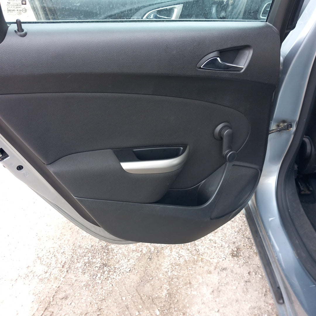 Opel Astra J 5-door 1,3 CDTI A13DTE Silver 2010 снимки / P1013
