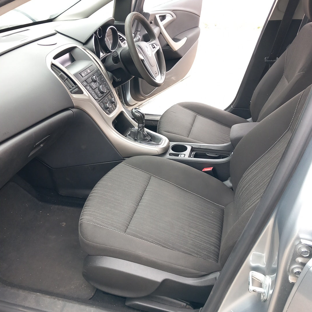 Opel Astra J 5-door 1,3 CDTI A13DTE Silver 2010 снимки / P1013