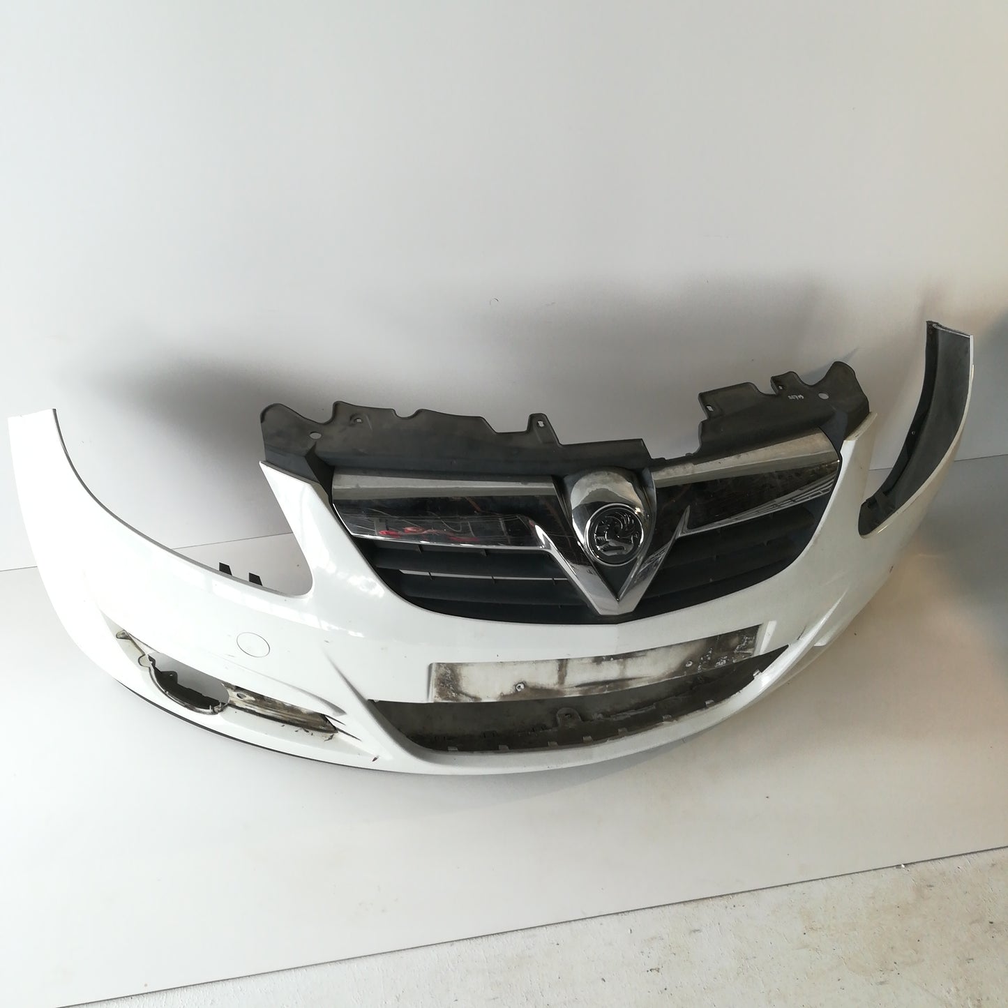Броня предна бяла Z474 Opel Corsa D