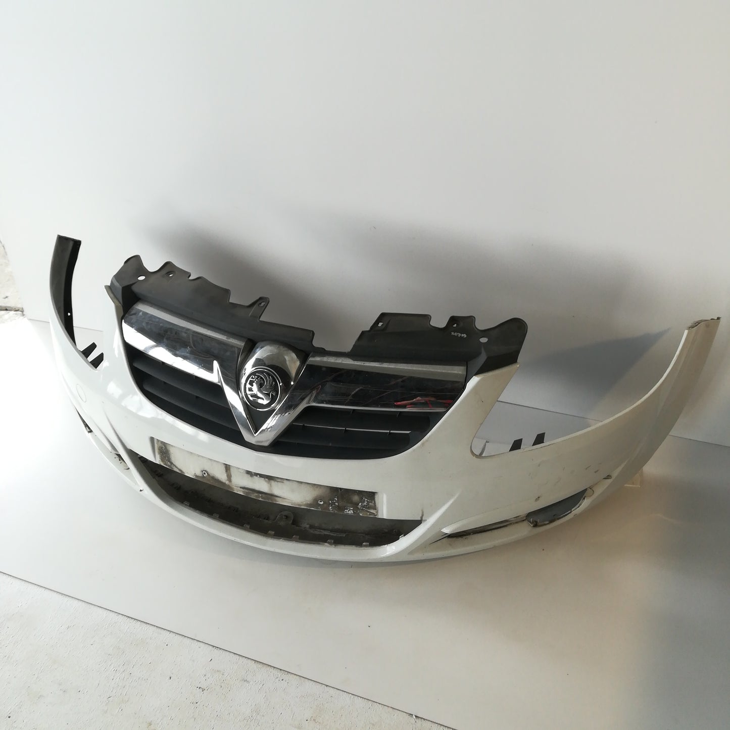 Броня предна бяла Z474 Opel Corsa D