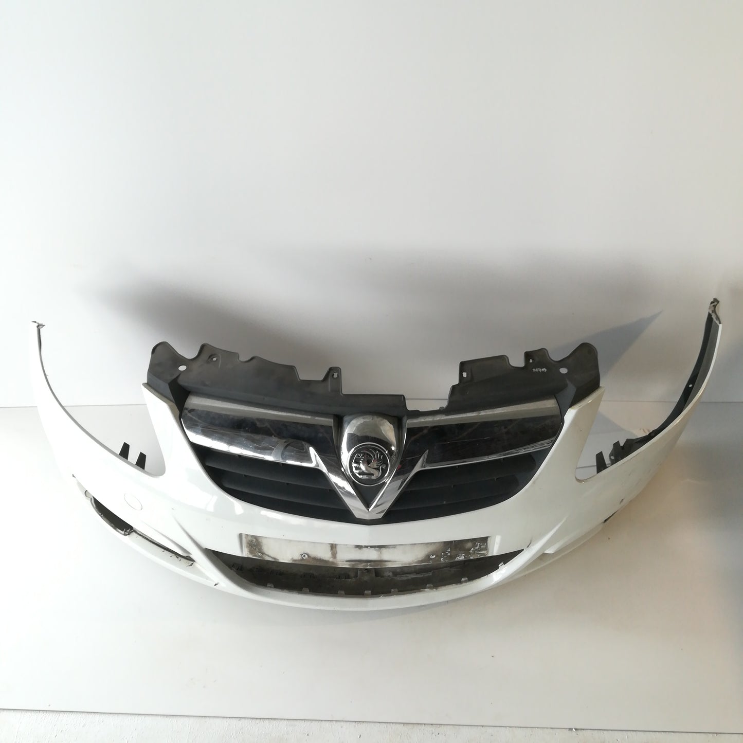 Броня предна бяла Z474 Opel Corsa D