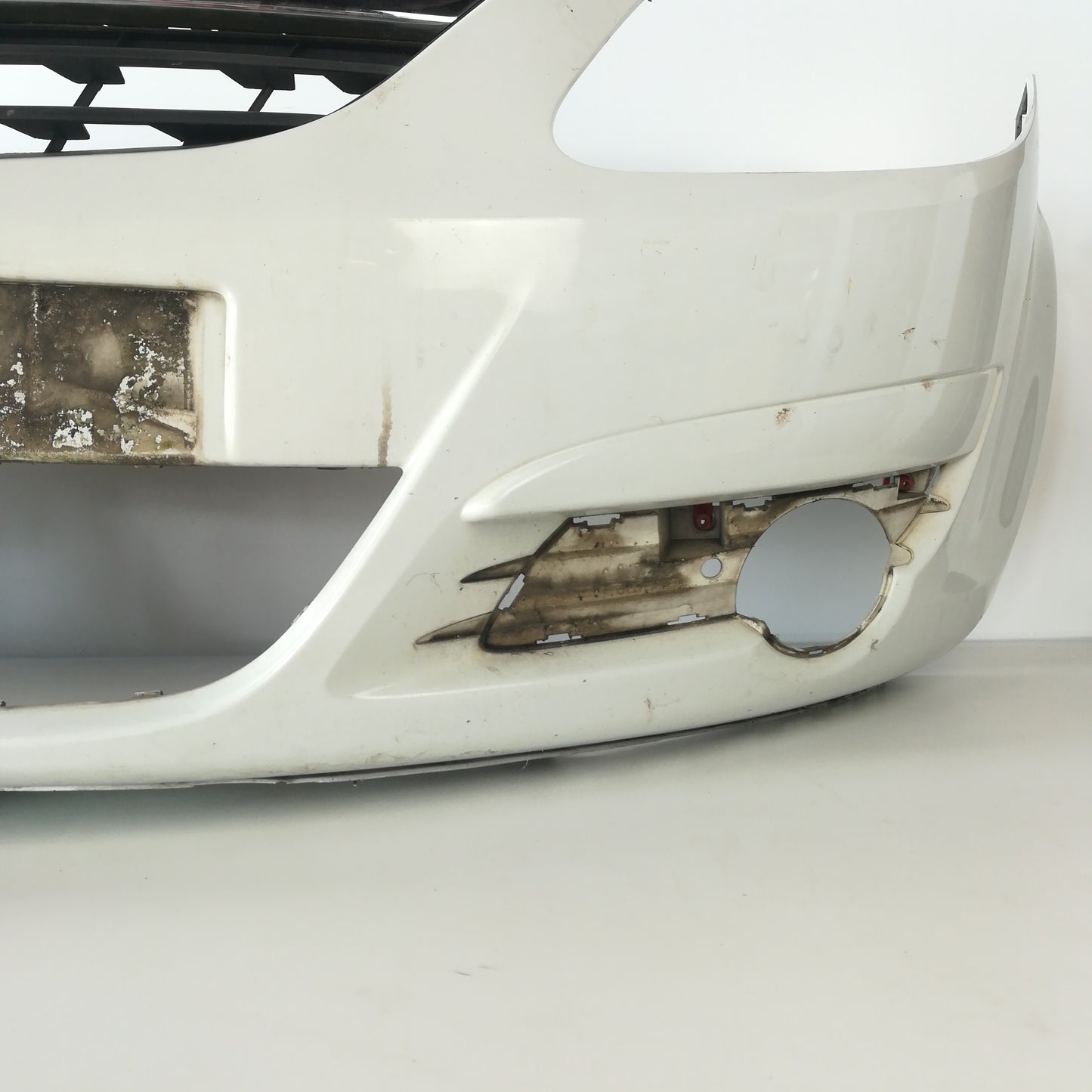 Броня предна бяла Z474 Opel Corsa D