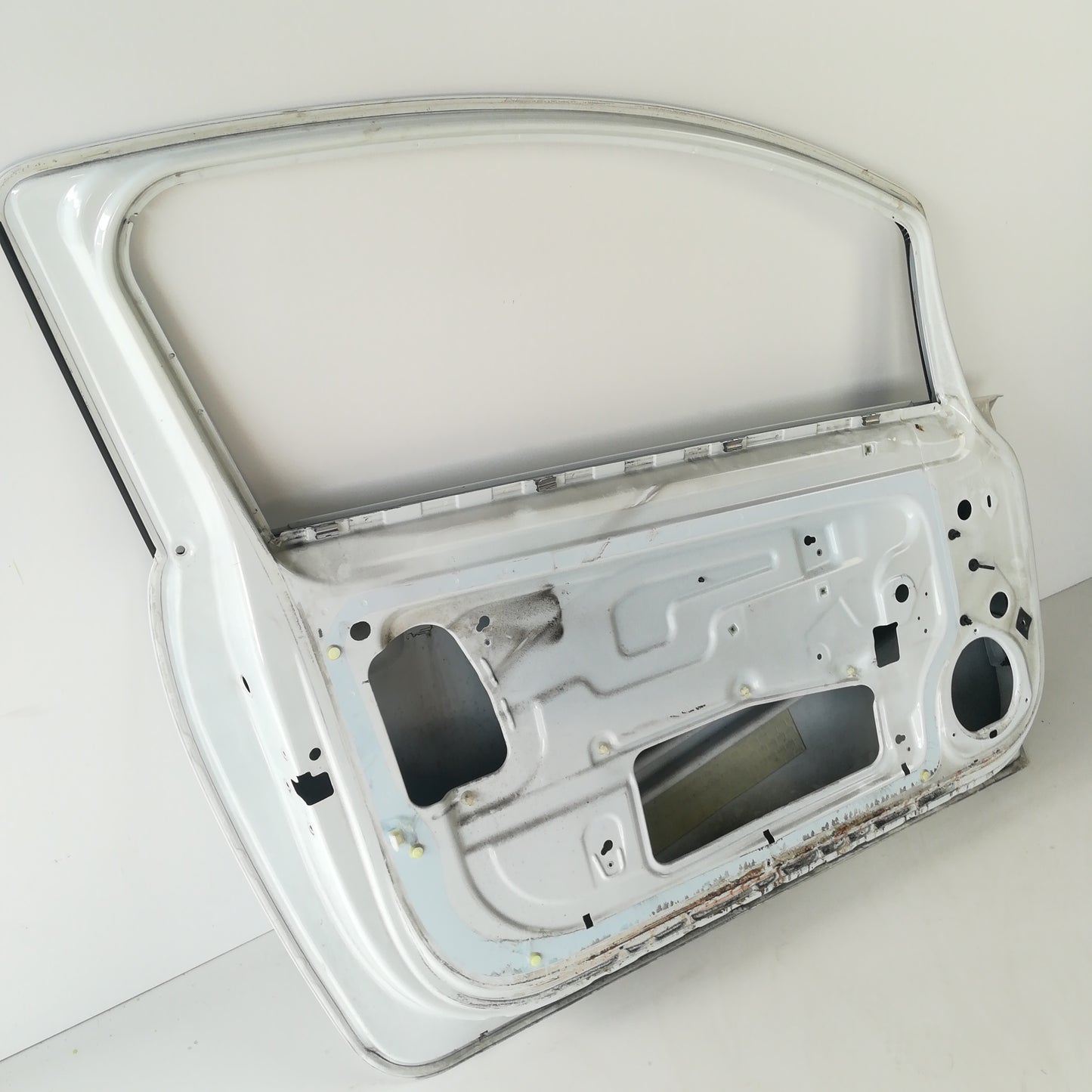 Врата предна лява бяла Z474 Opel Corsa D 2/3 врати