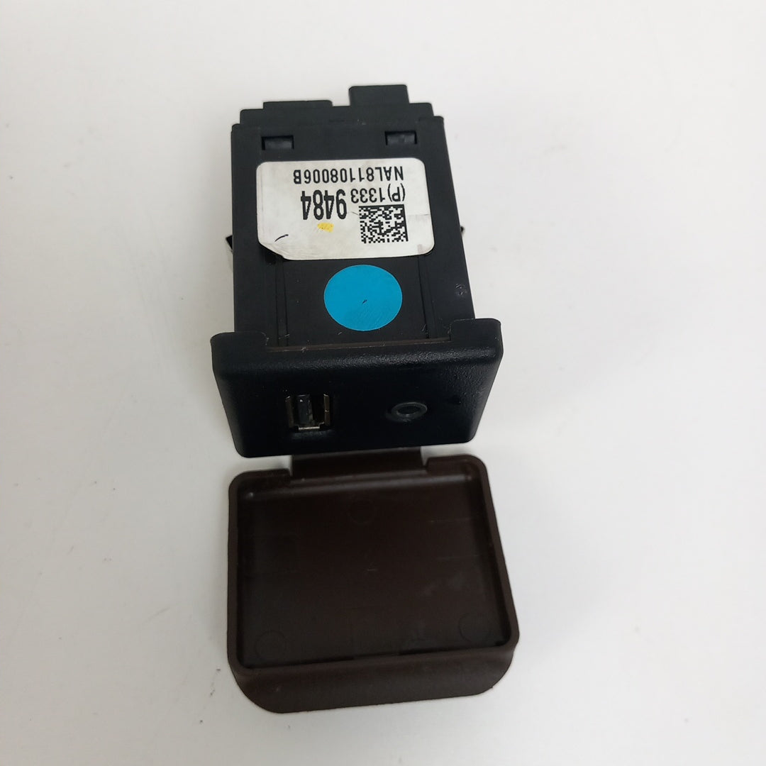 Букса вход USB и AUX кафяво Opel Meriva B