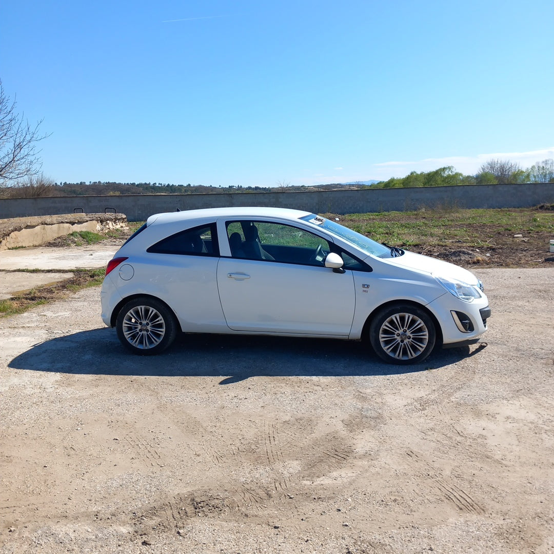 Opel Corsa D 1,4 Facelift A14XER white 3-doors 2011 / S0720 снимки