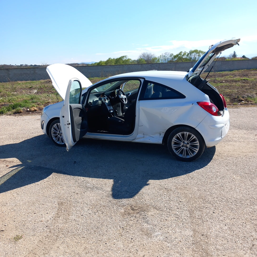 Opel Corsa D 1,4 Facelift A14XER white 3-doors 2011 / S0720 снимки