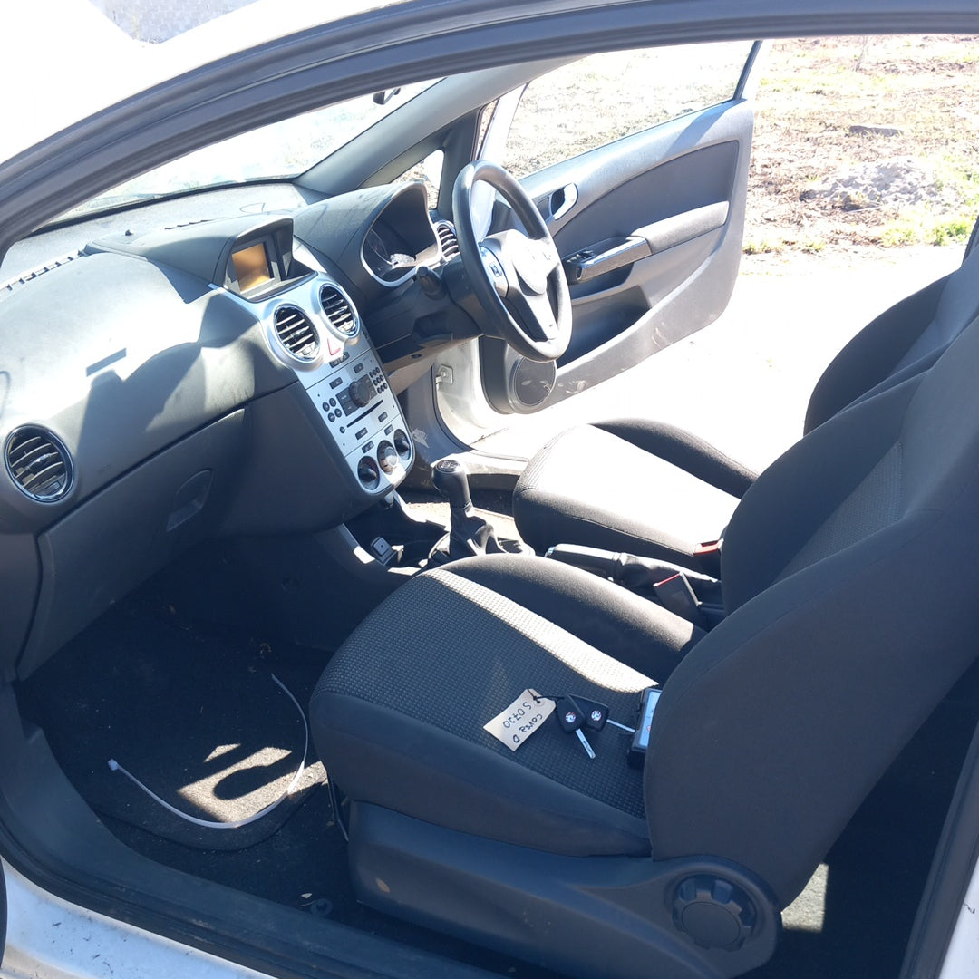 Opel Corsa D 1,4 Facelift A14XER white 3-doors 2011 / S0720 снимки
