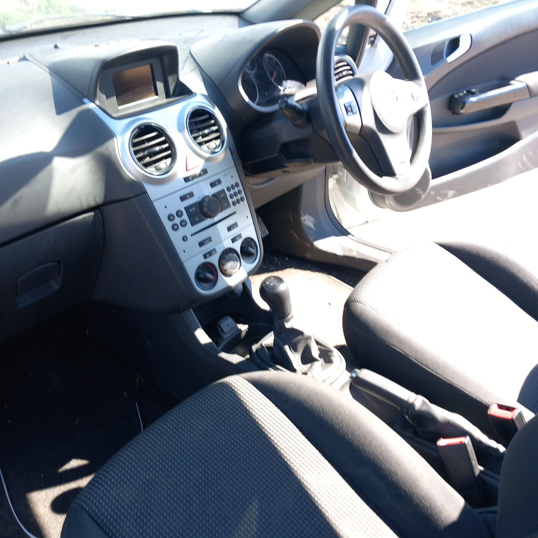 Opel Corsa D 1,4 Facelift A14XER white 3-doors 2011 / S0720 снимки