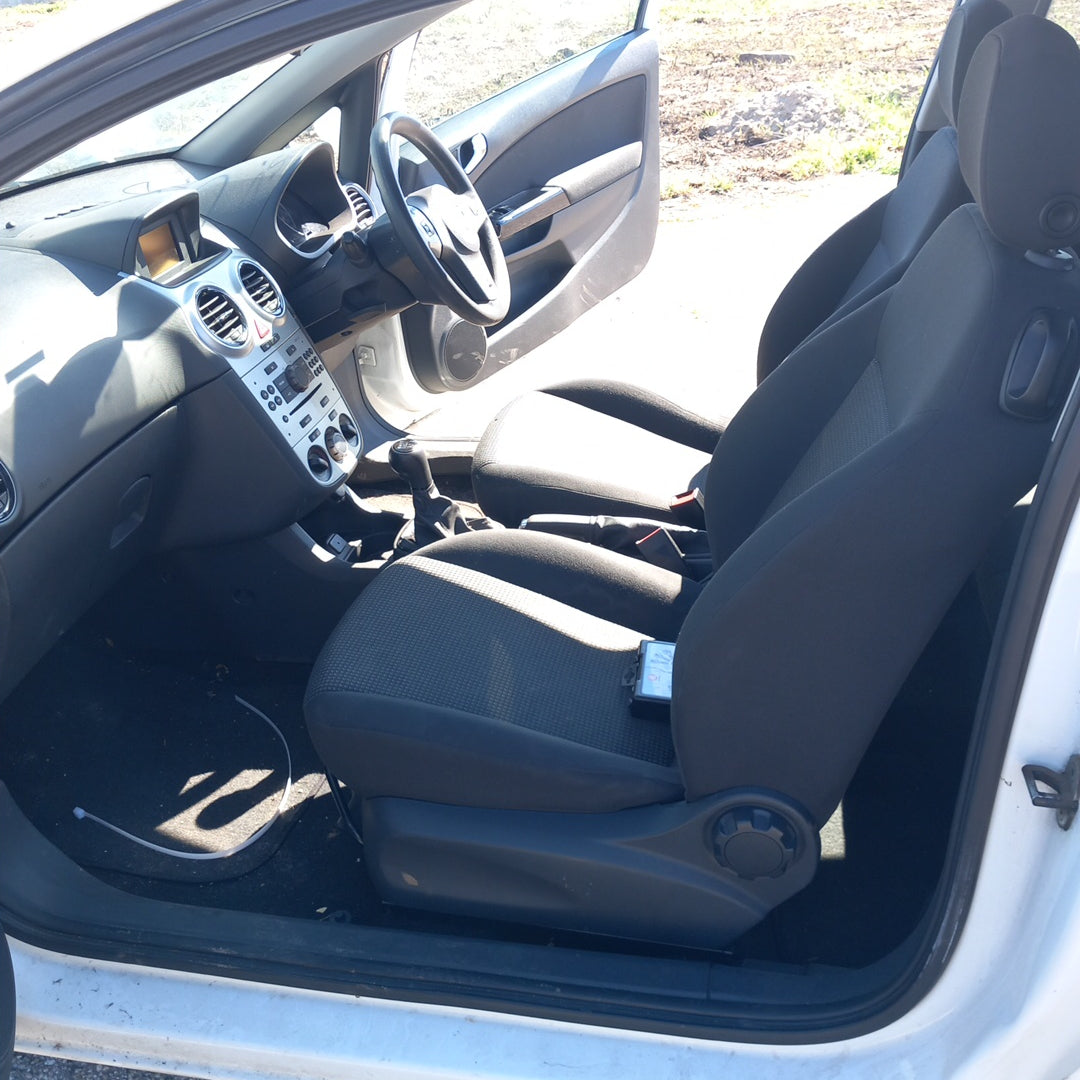 Opel Corsa D 1,4 Facelift A14XER white 3-doors 2011 / S0720 снимки