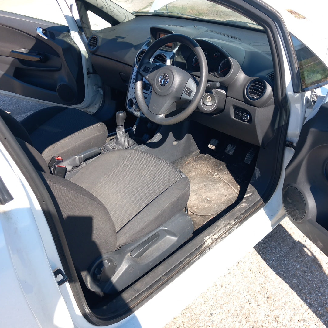 Opel Corsa D 1,4 Facelift A14XER white 3-doors 2011 / S0720 снимки