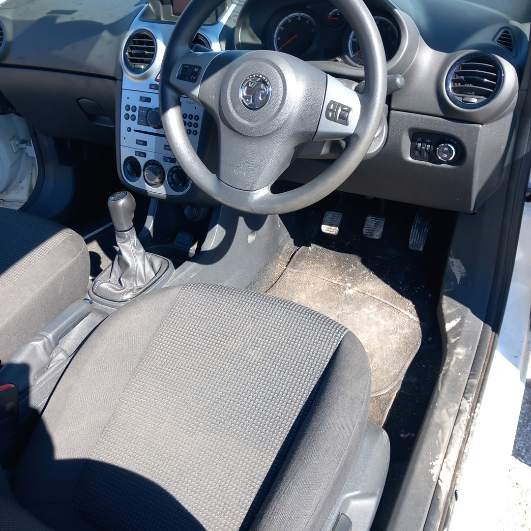 Opel Corsa D 1,4 Facelift A14XER white 3-doors 2011 / S0720 снимки