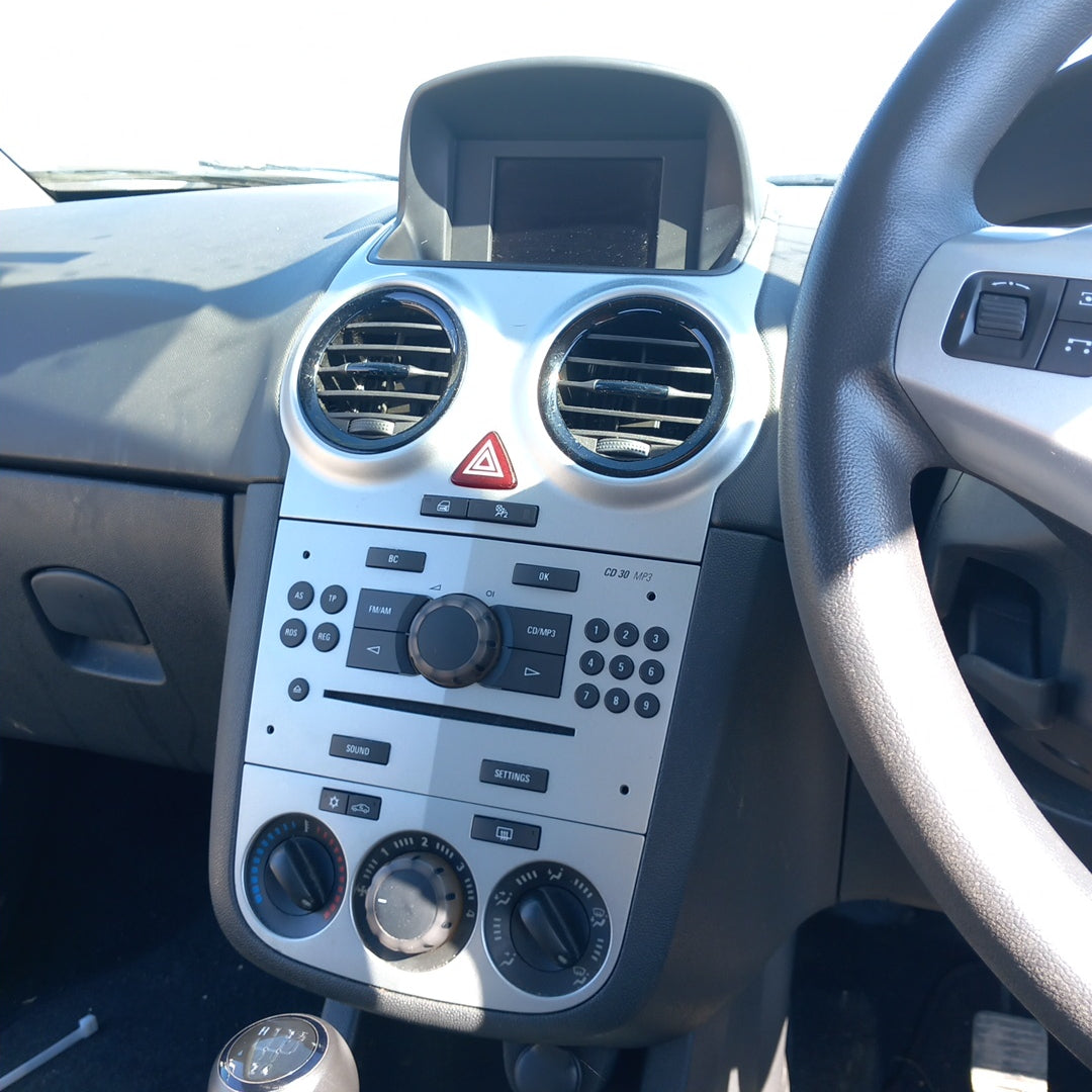 Opel Corsa D 1,4 Facelift A14XER white 3-doors 2011 / S0720 снимки
