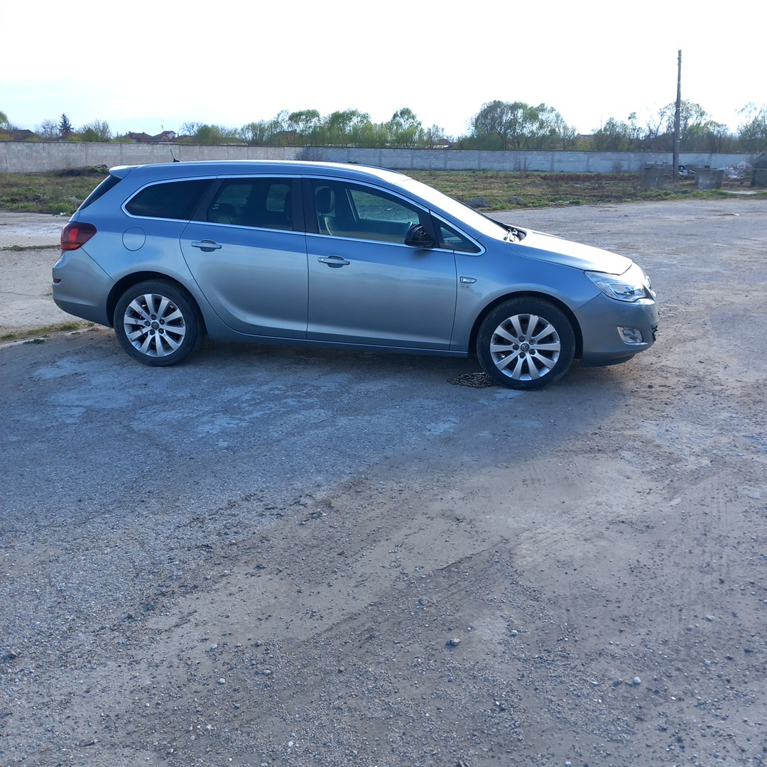 Opel Astra J 2,0 CDTI Sports Tourer Silver 2011 / P1012 снимки