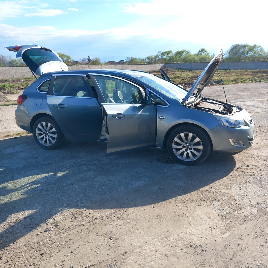 Opel Astra J 2,0 CDTI Sports Tourer Silver 2011 / P1012 снимки