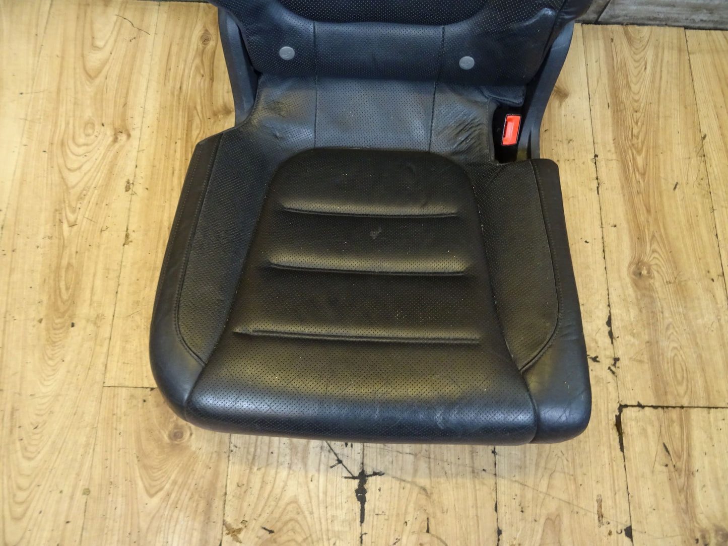 Долна част задна дясна седалка кожа VW Toureg 7P