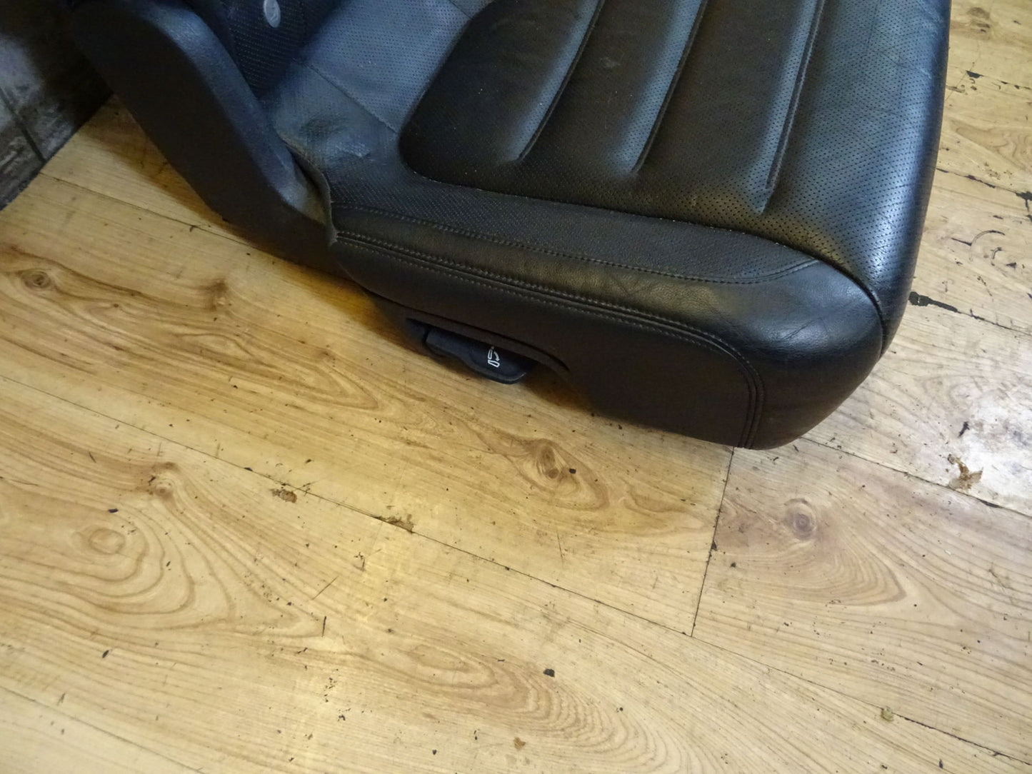 Долна част задна дясна седалка кожа VW Toureg 7P