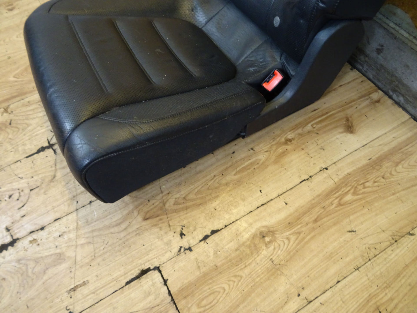 Долна част задна дясна седалка кожа VW Toureg 7P