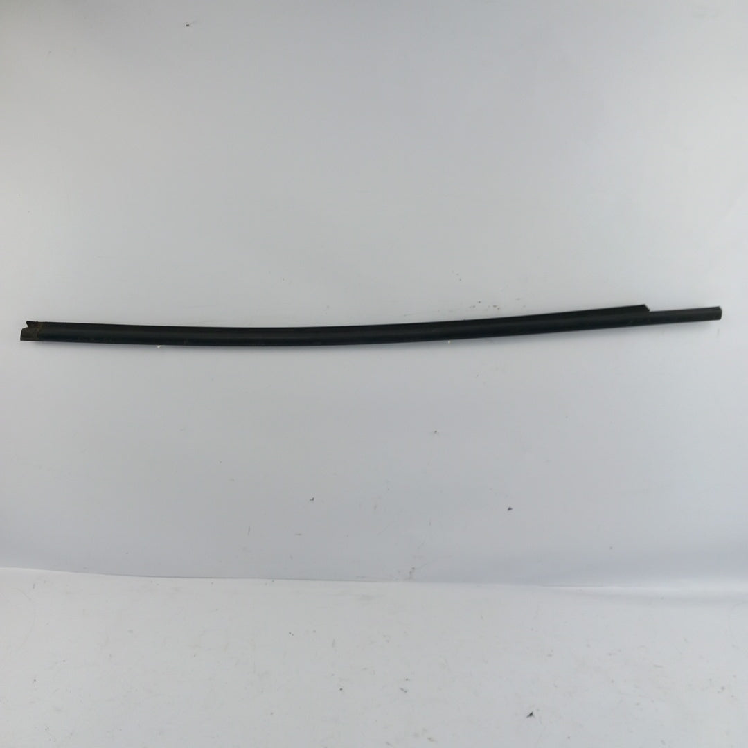 Уплътнение лайсна стъкло предна лява врата външна страна Opel Astra H 1,8 GTC 3 врати хечбек