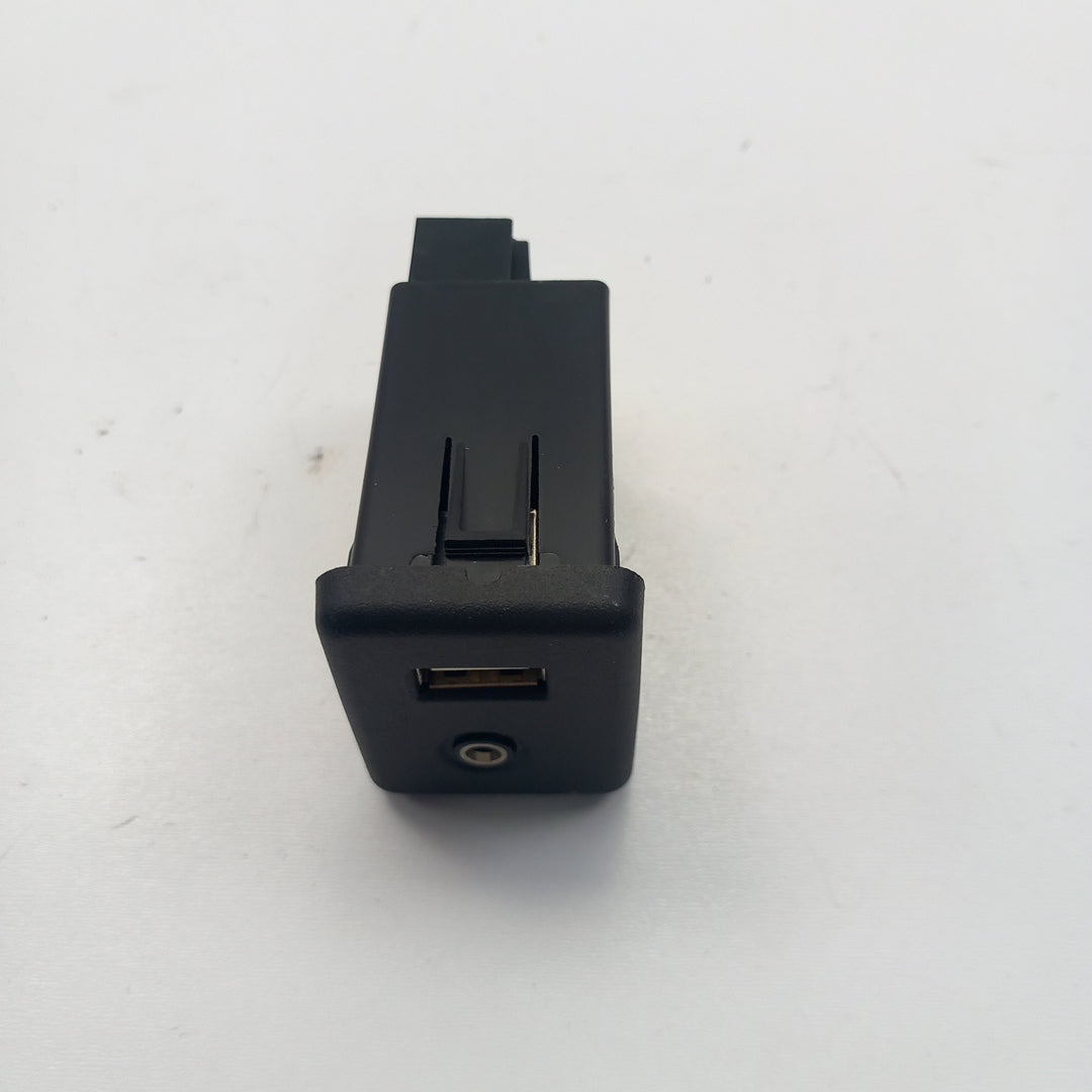 USB и AUX букса Opel Insignia A