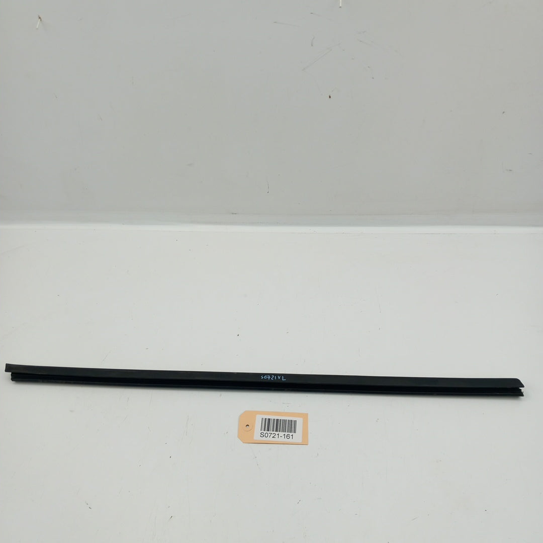 Лайстна стъкло на врата предна лява вътрешна Opel Corsa D 5-Türer