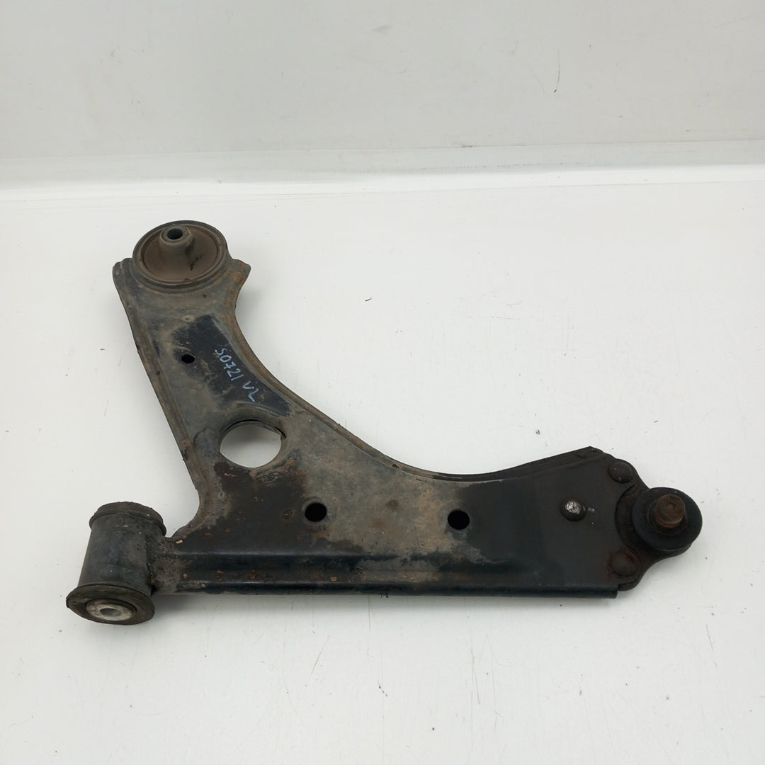 Носач преден ляв Opel Corsa D