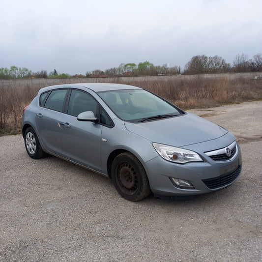 Opel Astra J 5-door 1,3 CDTI A13DTE Silver 2010 снимки / P1013