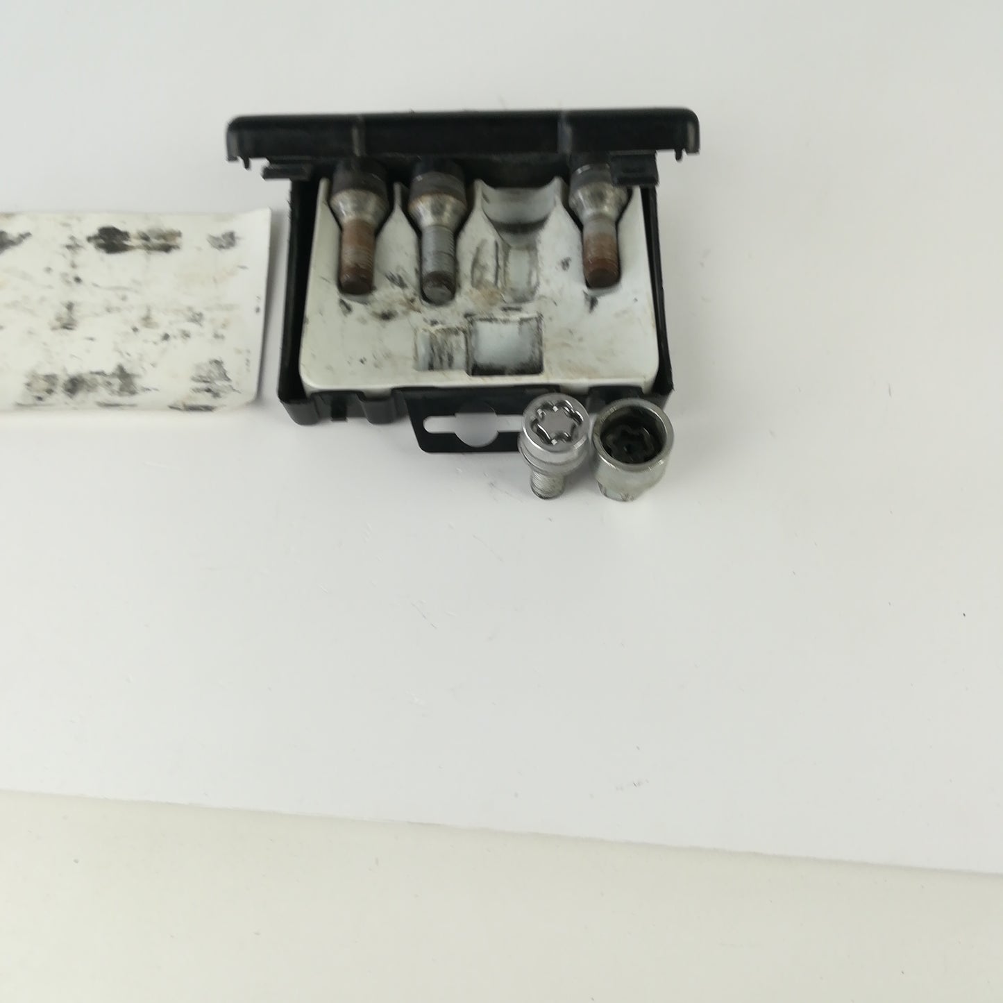 Комплект оригинални секретни болтове за лети джанти Opel Corsa D