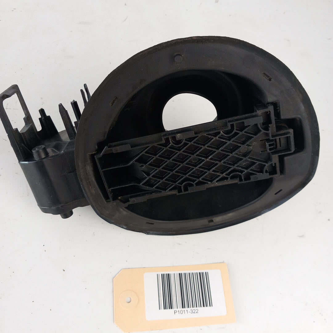 Корпус капак гърловина гориво резервоар Opel Astra J 5 врати