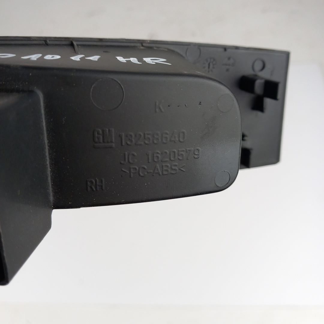 Кутия дясна копче заден повдигач десен прозорец  Opel Astra J 5 врати